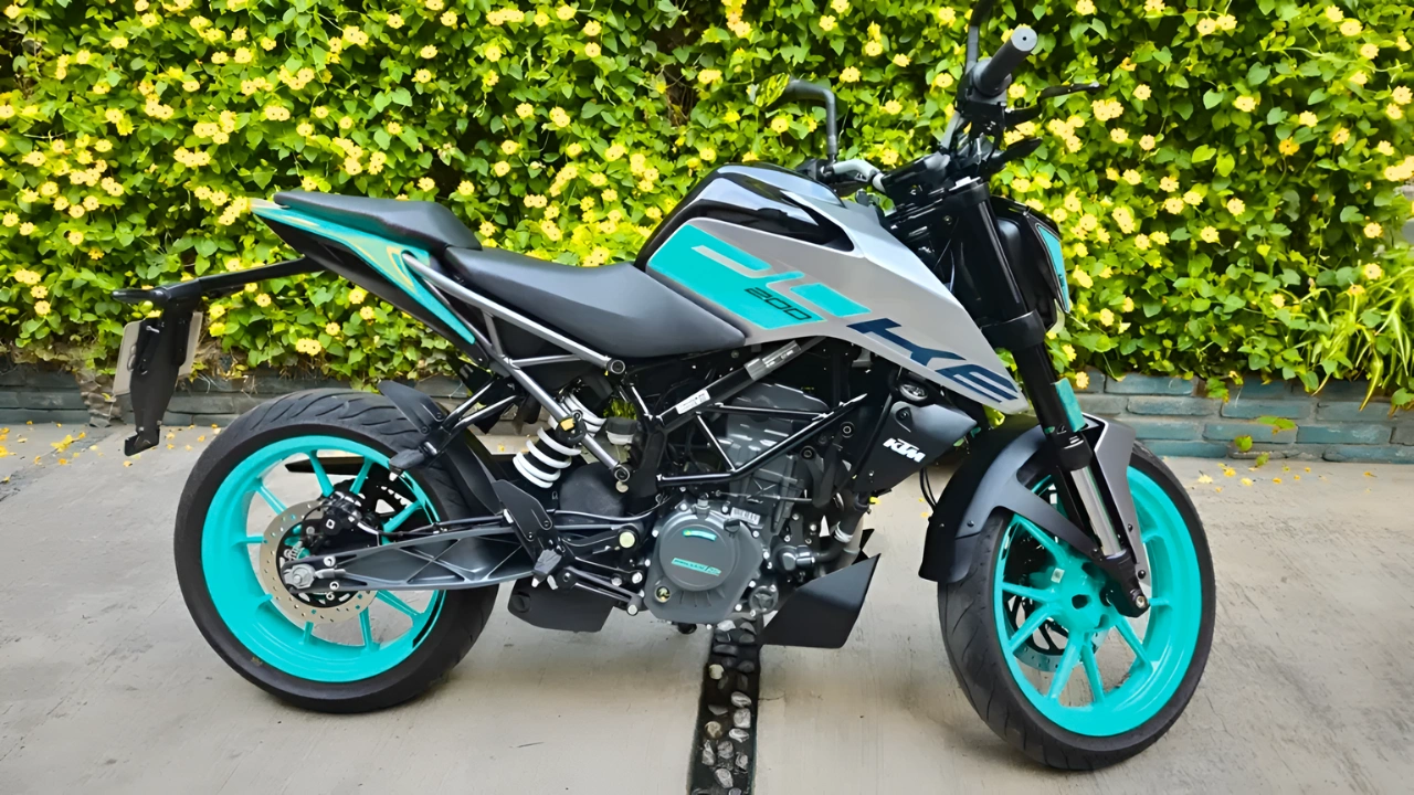 KTM Duke 200 Launched with Aggressive Streetfighter Design, Modern Tech & 56 KMPL Mileage!